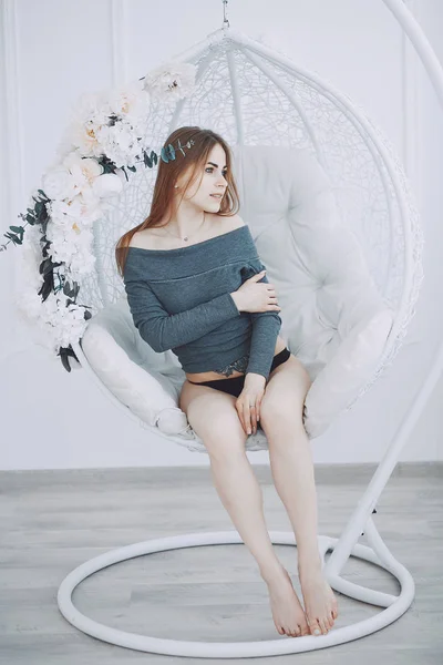 Kız sandalye — Stok fotoğraf