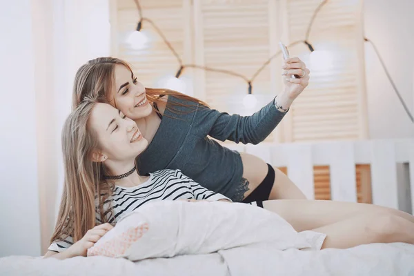 Chicas en la cama — Foto de Stock