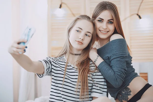 Chicas en la cama — Foto de Stock