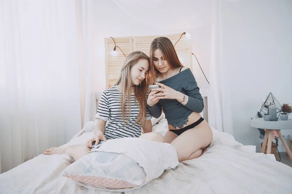 Chicas en la cama — Foto de Stock