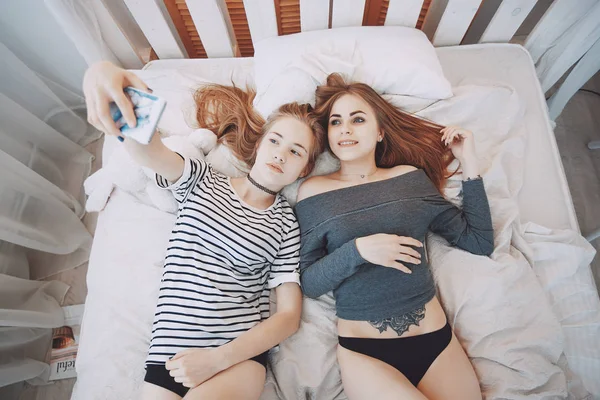 Dziewczyny w łóżku — Zdjęcie stockowe