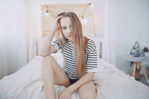 Flicka i sängen — Stockfoto