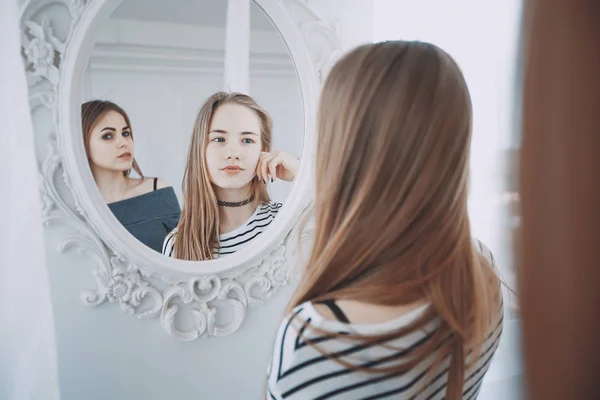Meninas e espelho — Fotografia de Stock