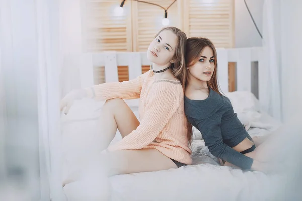 Chicas en la cama — Foto de Stock