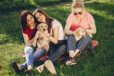 Kızlar köpekle
