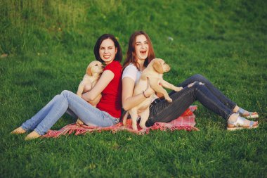 Kızlar köpekle