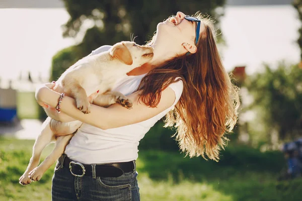 Flicka med hund — Stockfoto