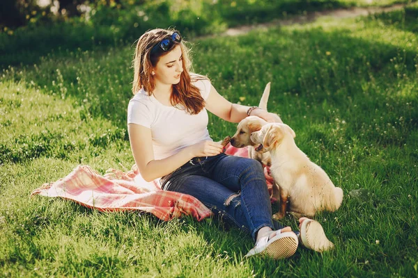 Mädchen mit Hund — Stockfoto