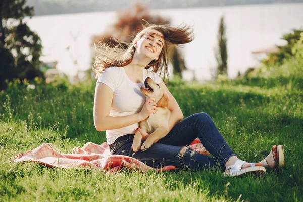 Menina com cão — Fotografia de Stock