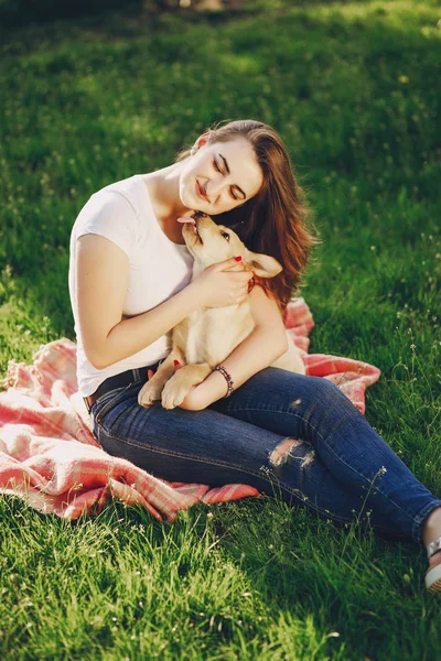 Mädchen mit Hund — Stockfoto