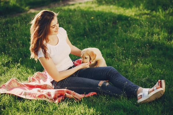 Flicka med hund — Stockfoto