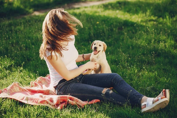 Fille avec chien — Photo