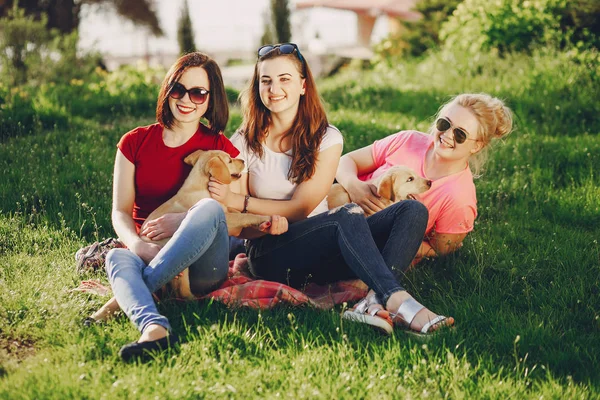 Chicas con perro — Foto de Stock