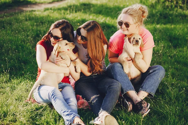 Mädchen mit Hund — Stockfoto