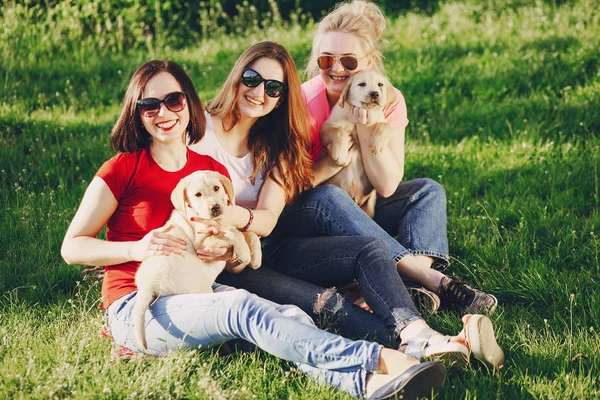 Meninas com cão — Fotografia de Stock