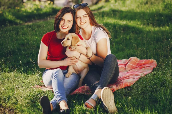 Flickor med hund — Stockfoto