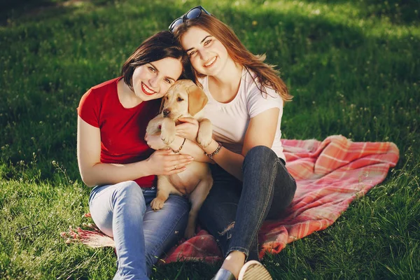 Meninas com cão — Fotografia de Stock