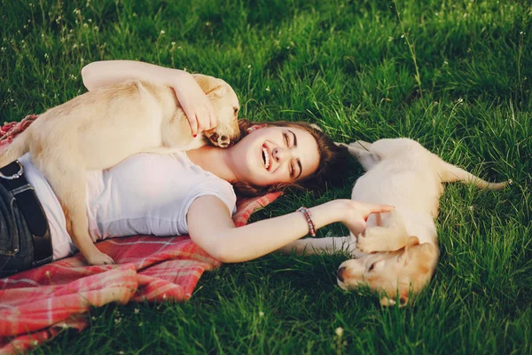Девушка с собакой — стоковое фото
