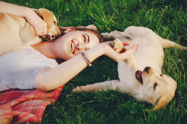 Menina com cão — Fotografia de Stock