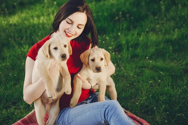 Fille avec chien — Photo