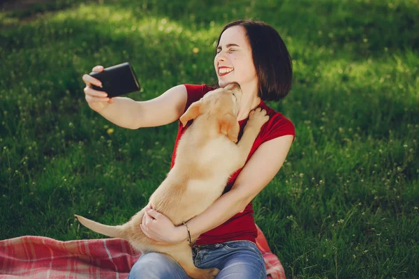 Fată cu câine — Fotografie, imagine de stoc