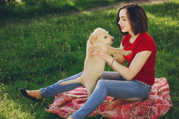 Dziewczyna z psem — Zdjęcie stockowe