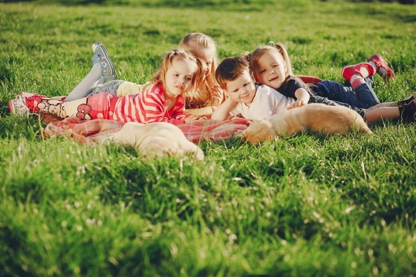 Enfants avec chien — Photo