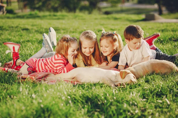 Enfants avec chien — Photo