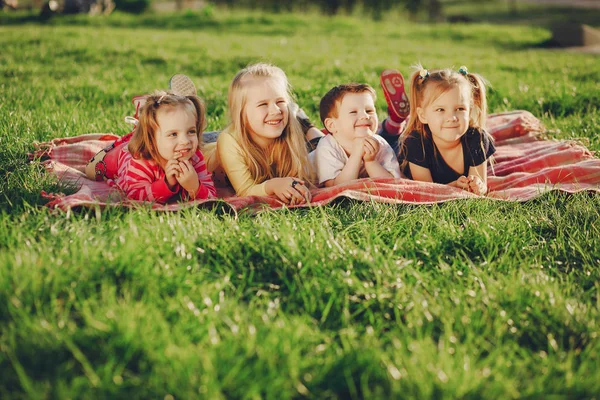 Bambini nel parco — Foto Stock