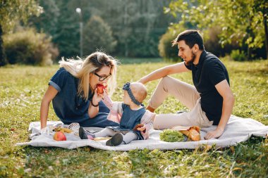 Aile bir parkta zaman harcamak