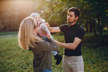 Aile bir parkta zaman harcamak