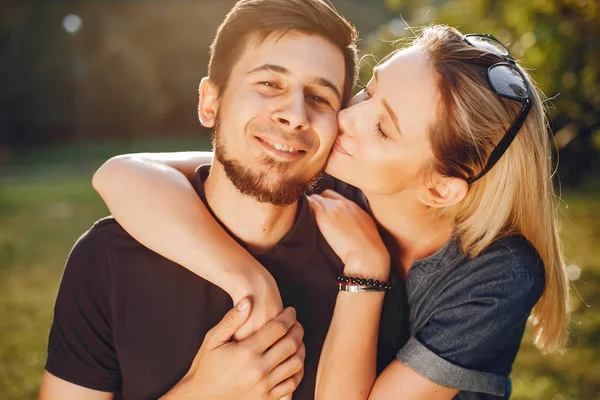 Heureux jeune couple dans le parc — Photo