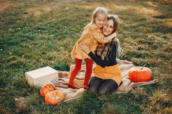 Rodina s dýněfamilj med pumpor — Stockfoto