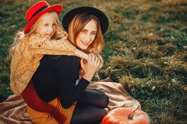 Famille avec citrouilles — Photo