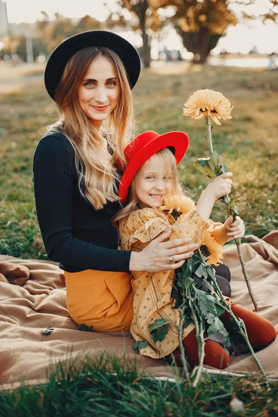 Famille avec citrouilles — Photo