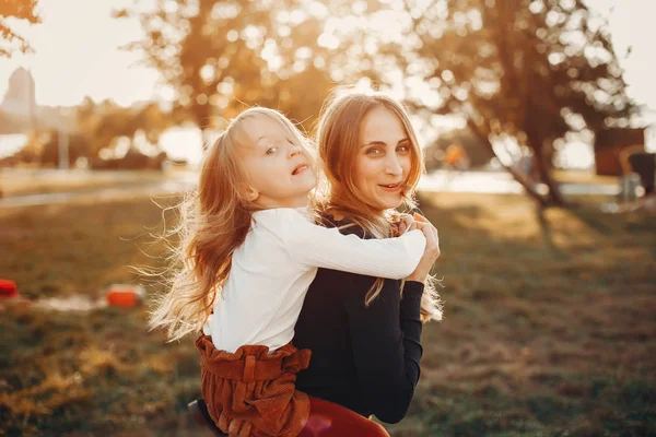 Madre con hija pequeña —  Fotos de Stock