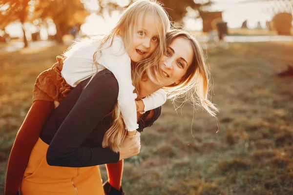 Moeder met dochtertje — Stockfoto