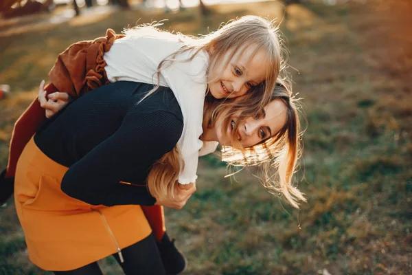 Moeder met dochtertje — Stockfoto