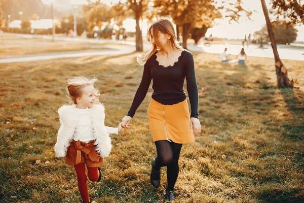 Mère avec petite fille — Photo