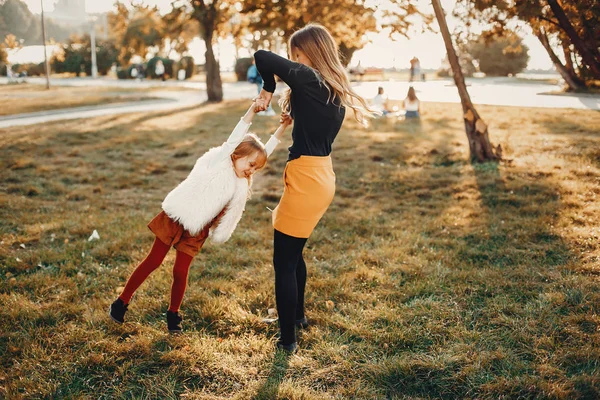 Madre con hija pequeña —  Fotos de Stock