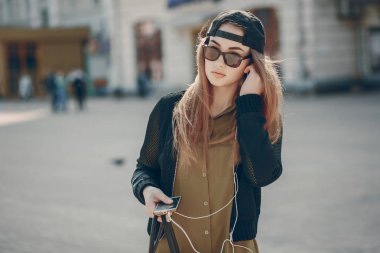 Telefonu olan kız.