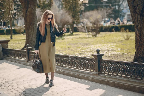 Chicas en la ciudad — Foto de Stock