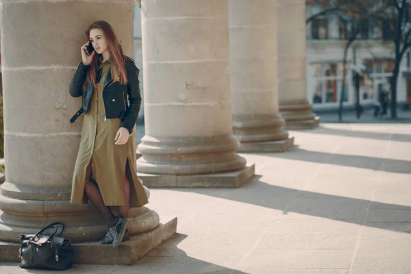 Ragazza con telefono — Foto Stock