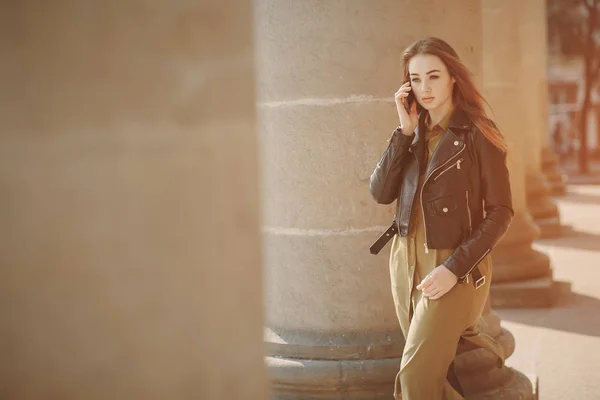 Chica con teléfono — Foto de Stock