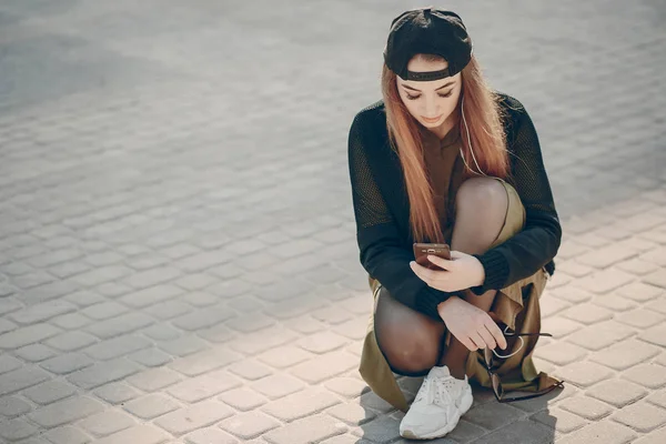 Ragazza con telefono — Foto Stock