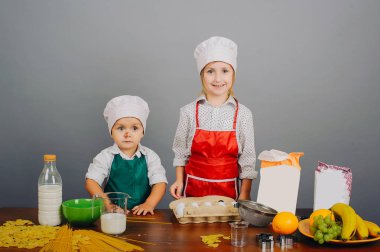 Çocukları öğle yemeği hazırlamak