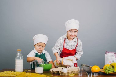 Çocukları öğle yemeği hazırlamak