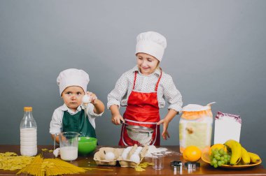 Çocukları öğle yemeği hazırlamak