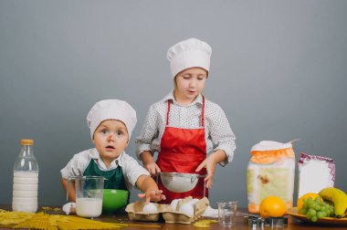 Çocukları öğle yemeği hazırlamak