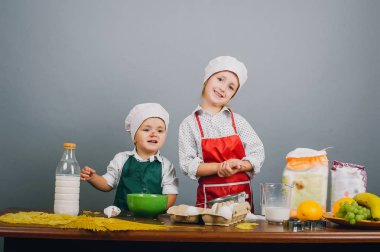 Çocukları öğle yemeği hazırlamak